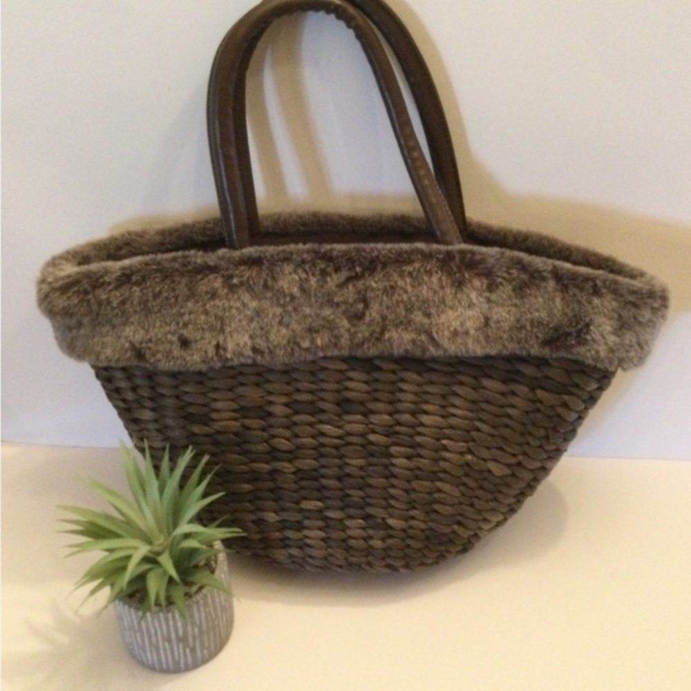 Bath & Body Works Brown Straw Rattan Faux Fur Handbag Tote Nice